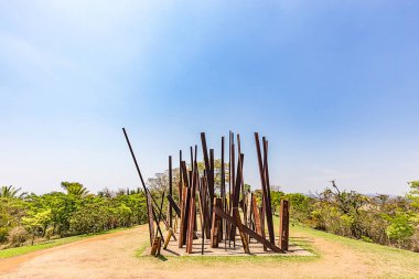 Brumadinho, Brezilya - 15 Ekim 2017: Işın damla Chris Burden Inhotim Enstitüsü, Minas Gerais tarafından