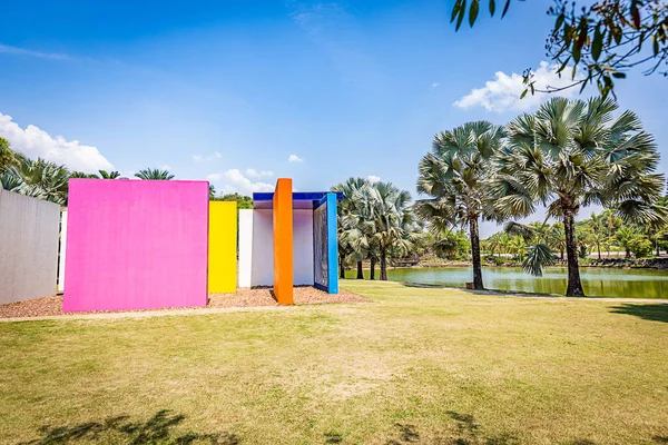 Brumadinho, Brezilya - 15 Ekim 2017: Renk edilebilen sihirli kare Helio Oiticica Inhotim Enstitüsü, Minas Gerais tarafından icadı
