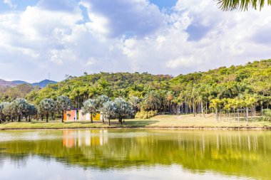 Brumadinho, Brezilya - 15 Ekim 2017: Gölde Inhotim Enstitüsü ile buluş, renk edilebilen sihirli kare Helio Oiticica arka planda, Minas Gerais tarafından