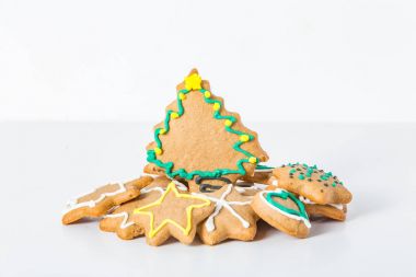 Beyaz arkaplanda zencefilli kurabiye