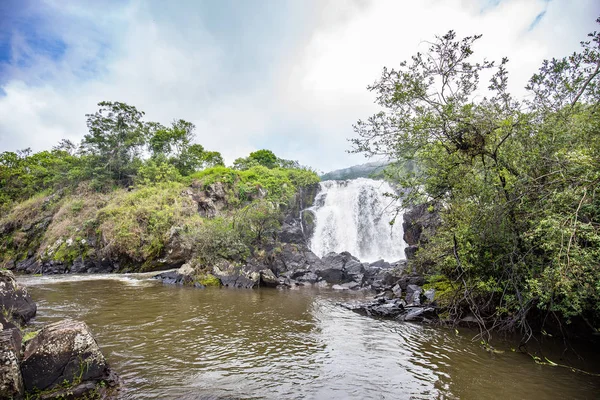 Pocos de Caldas, Minas Gerias/Brazil. Waterfall veil brides — Stockfoto