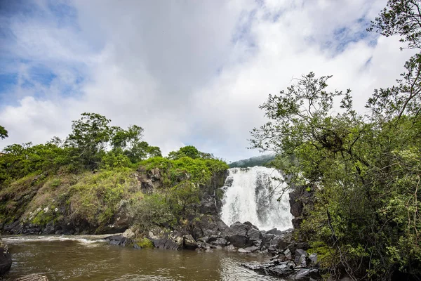 Pocos de Caldas, Minas Gerias/Brazil. Waterfall veil brides — Stock fotografie