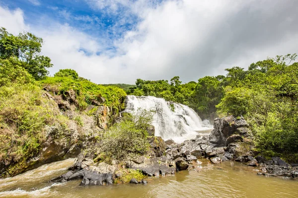 Pocos de Caldas, Minas Gerias/Brazil. Waterfall veil brides — Zdjęcie stockowe