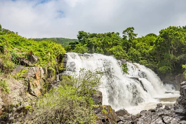 Pocos de Caldas, Minas Gerias/Brazil. Waterfall veil brides — Zdjęcie stockowe