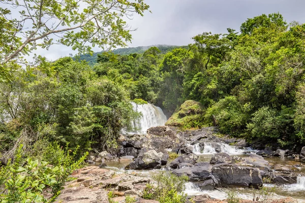 Pocos de Caldas, Minas Gerias/Brazil. Waterfall veil brides — Stock fotografie