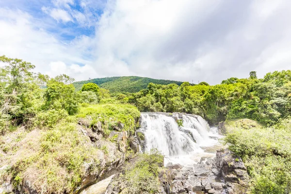 Pocos de Caldas, Minas Gerias/Brazil. Waterfall veil brides — Zdjęcie stockowe