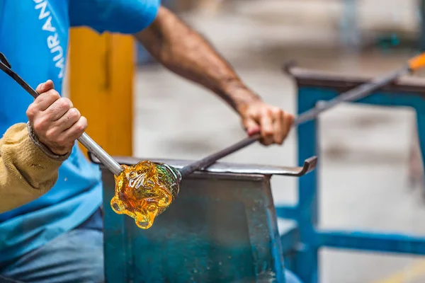 Pocos de Caldas, Minas Gerias / Brasile. Uomo schiaffeggiando un vetro di cristallo — Foto Stock