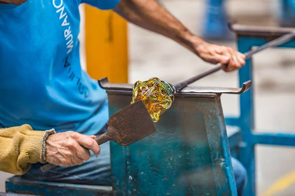 Pocos de Caldas, Minas Gerias / Brasile. Uomo schiaffeggiando un vetro di cristallo — Foto Stock