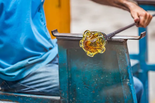 Pocos de Caldas, Minas Gerias / Brasile. Uomo schiaffeggiando un vetro di cristallo — Foto Stock