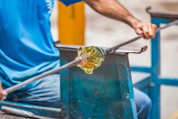 Pocos de Caldas, Minas Gerias / Brasile. Uomo schiaffeggiando un vetro di cristallo — Foto Stock