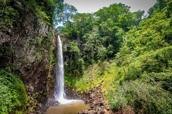 Quatis vodopád u Ecopark Cassorova. Brotas City, Sao Paulo - — Stock fotografie