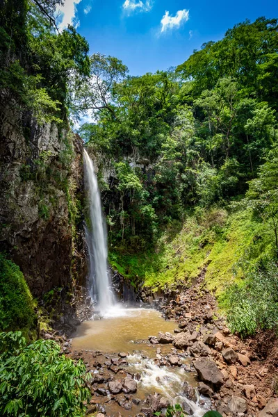 Quatis vodopád u Ecopark Cassorova. Brotas City, Sao Paulo - — Stock fotografie