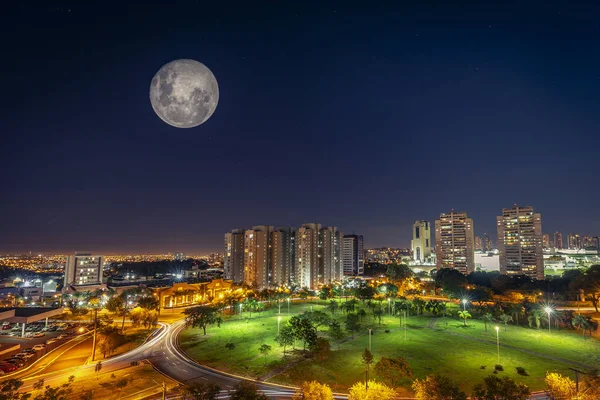 Ribeirao Preto şehrinde geceleyin parlayan Süper Ay