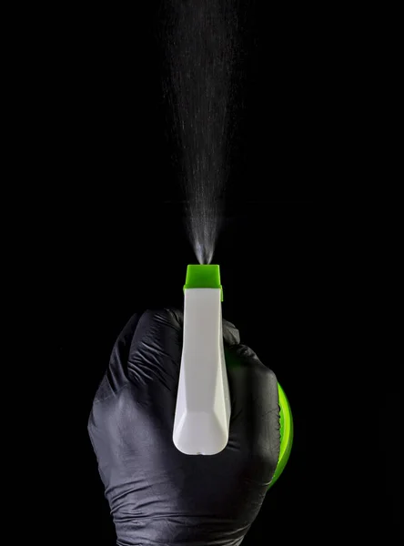 交上医用黑色手套喷洒清洁剂 与Coronavirus的战斗 — 图库照片