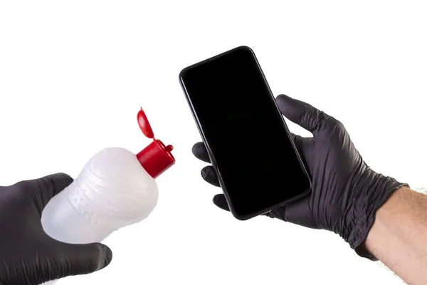 手用酒精凝胶瓶清洁剂清洁智能手机 — 图库照片