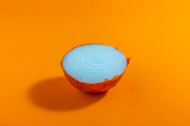 Turuncu arkaplanda taze soğan, üst görünüm, konsept fotoğraf