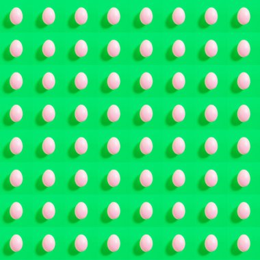 Renkli arka planda beyaz yumurtalar. Konsept fotoğraf