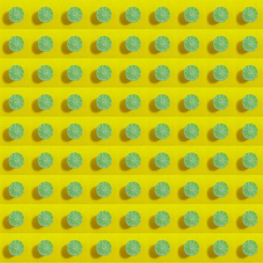 Renk arkaplanı, üst görünüm, konsept fotoğraf dokusunda izole edilmiş taze limonlar