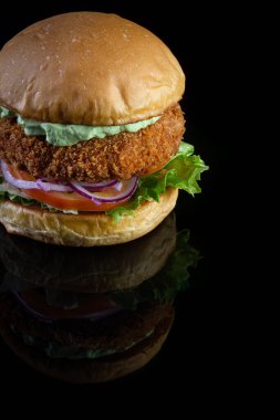 Marullu tavuk burger, domates, mor soğan ve el yapımı mayonez. Lezzetli.