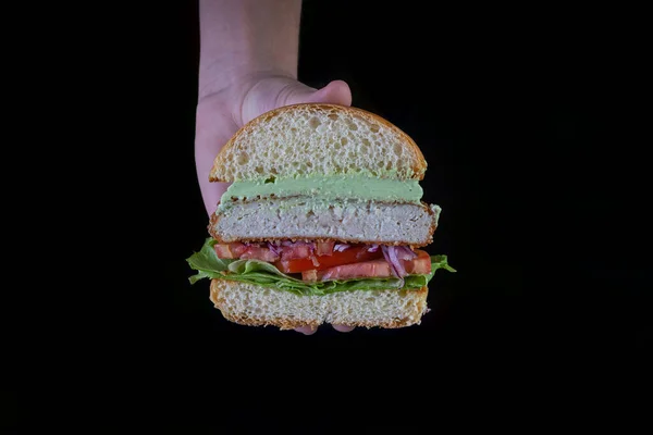 Hände Halten Einen Chicken Burger Mit Salat Tomaten Lila Zwiebeln — Stockfoto