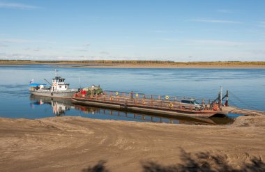 Nehir Aldan. 14 Eylül 2015 Yakutya, Rusya. Feribot geçiş.