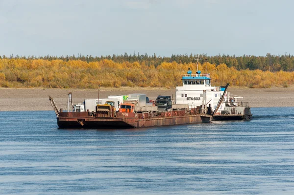 Nehir Aldan. 14 Eylül 2015 Yakutya, Rusya. Feribot geçiş.