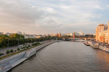 Moskova. Moskova Kremlin Patriarshy Köprüsü'nden bir görünüm.