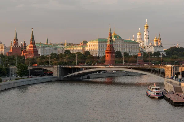 Moskova. Moskova Kremlin Patriarshy Köprüsü'nden bir görünüm.