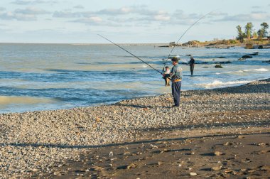 Hazar Denizi. 22 Ekim 2013 Azerbaycan. Hazar Denizi kıyısında balıkçılar.