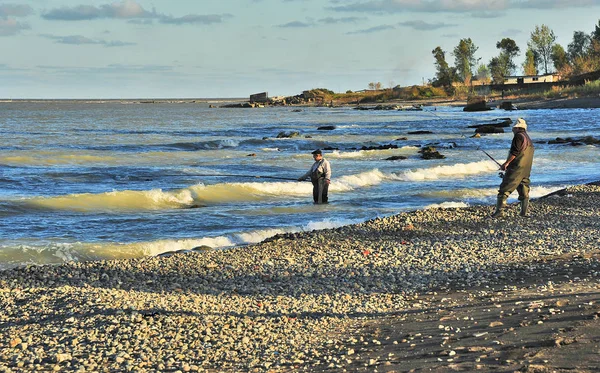 Hazar Denizi. 22 Ekim 2013 Azerbaycan. Hazar Denizi kıyısında balıkçılar.