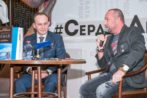 Rusya, Moskova, ev kitaplar üzerinde 16 Ocak 2018 Arbat üzerinde. Uzay pilotu, Rusya Federasyonu Sergey Ryazansky.The astronot kahramanı grup astronot astronotlar Grubu'nun Tester olduğunu. 