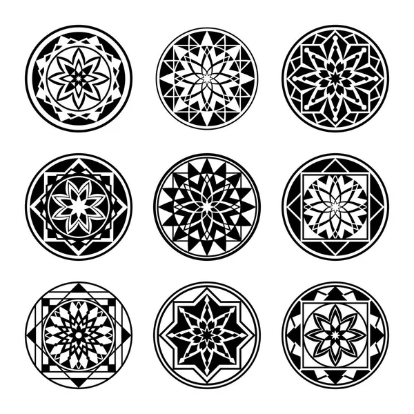 Mandala dövme simgeleri ayarlandı. Geometrik yuvarlak defne yaprakları, nilüfer yaprağı süsü. Ahenk, şans, sonsuzluk sembolü. Siyah işaretler. Vektör