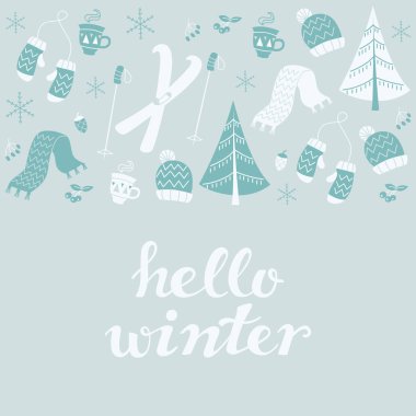 Yazı ve kış öğeleri kümesi: Kayaklar, eldiven, şapka, Noel ağacı ve kar taneleri.