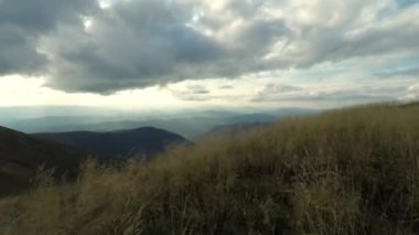 Dağlarda gökyüzünün Timelapse. Sırt Borzhavsky, Karpatlar. 