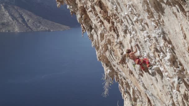 Climber climbs a difficult route — Stock Video