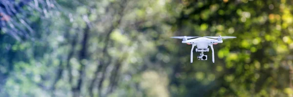 Quadcopter drone vliegen — Stockfoto