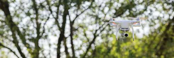 Quadcopter drone vliegen — Stockfoto