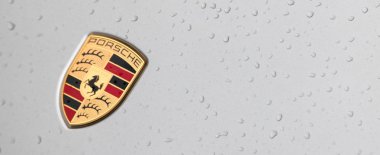 Dubai - Şubat 2017 yaklaşık: ünlü Porsche spor araba sembolü, ma