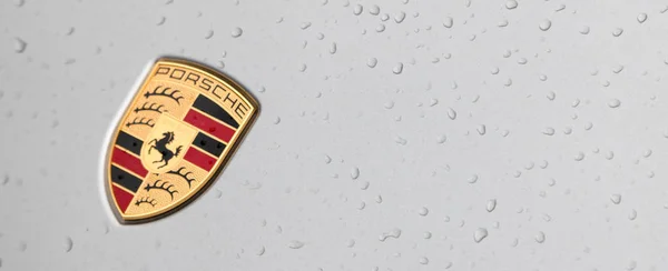 DUBAI - CIRCA FEBRERO 2017: famoso símbolo del coche deportivo Porsche, ma — Foto de Stock