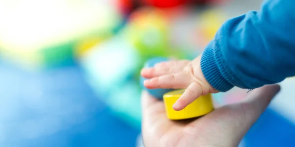 Симпатичный и счастливый ребенок играет со своими игрушками — стоковое фото