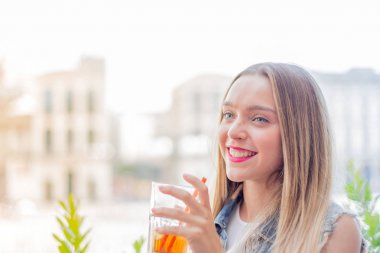 Bir kokteyl sırasında güneşli bir miktar açık içme mutlu genç kız