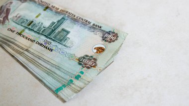BAE bin dirhem banknotlar üzerinde parlak bir backgrou izole