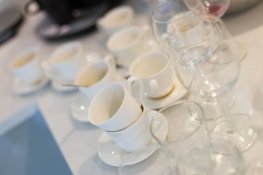 Boş kahve bardağı öğle yemeğinden sonra