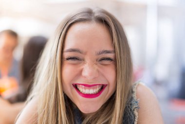 Mutlu genç kız açık havada, ufuk c ile açık portre fotoğraf