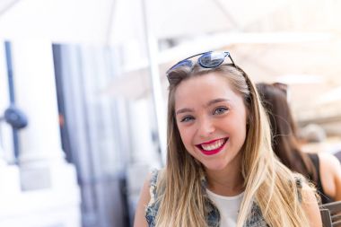 Mutlu genç kız açık havada, ufuk c ile açık portre fotoğraf