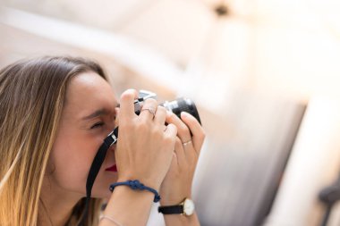 Açık havada bir vintage re ile şehir içinde oldukça millenial genç