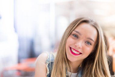 Mutlu genç kız açık havada, ufuk c ile açık portre fotoğraf