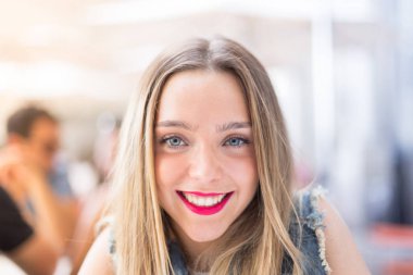 Mutlu genç kız açık havada, ufuk c ile açık portre fotoğraf