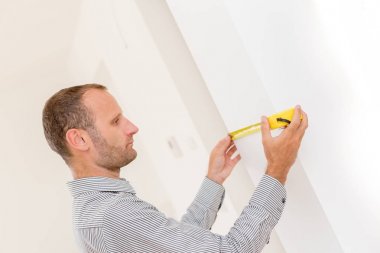 Tedbirler alarak iş yerinde mimar