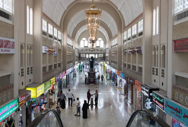 SHARJAH, Emiratos Árabes Unidos - CIRCA JULIO 2017: los interiores del centro — Foto de Stock